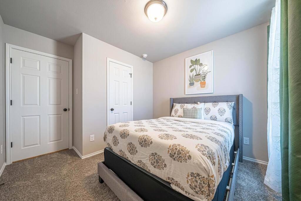 Gorgeous, Brand New 3 Bedrooms Home- Built 2024, Near Seaworld & Lackland Afb サンアントニオ エクステリア 写真