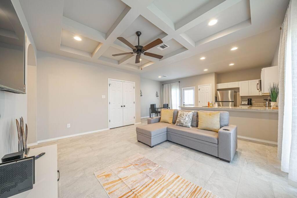Gorgeous, Brand New 3 Bedrooms Home- Built 2024, Near Seaworld & Lackland Afb サンアントニオ エクステリア 写真