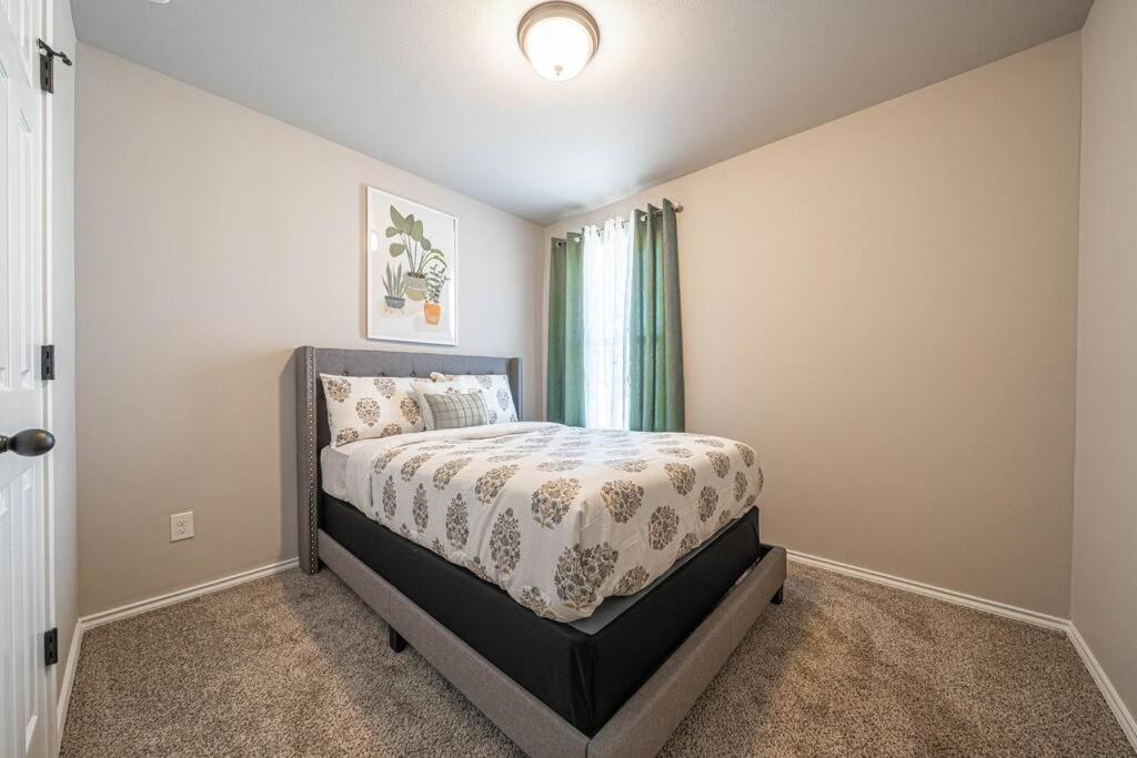 Gorgeous, Brand New 3 Bedrooms Home- Built 2024, Near Seaworld & Lackland Afb サンアントニオ エクステリア 写真