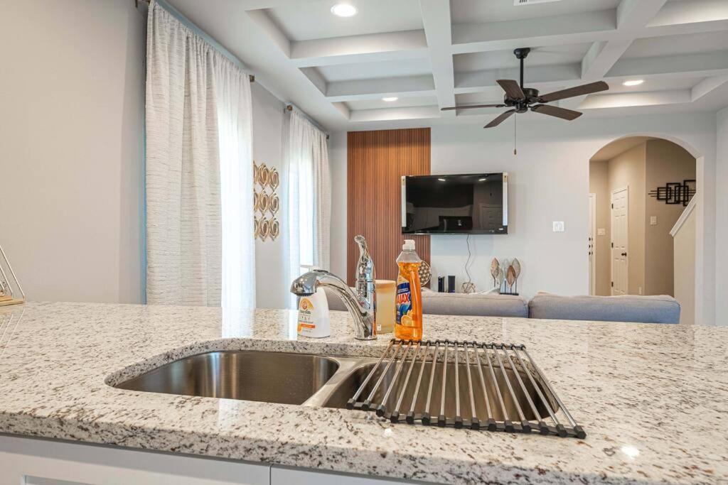 Gorgeous, Brand New 3 Bedrooms Home- Built 2024, Near Seaworld & Lackland Afb サンアントニオ エクステリア 写真