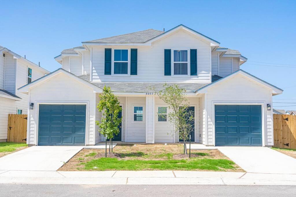 Gorgeous, Brand New 3 Bedrooms Home- Built 2024, Near Seaworld & Lackland Afb サンアントニオ エクステリア 写真