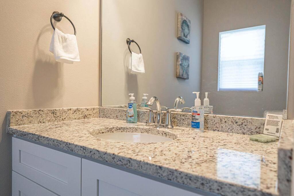 Gorgeous, Brand New 3 Bedrooms Home- Built 2024, Near Seaworld & Lackland Afb サンアントニオ エクステリア 写真
