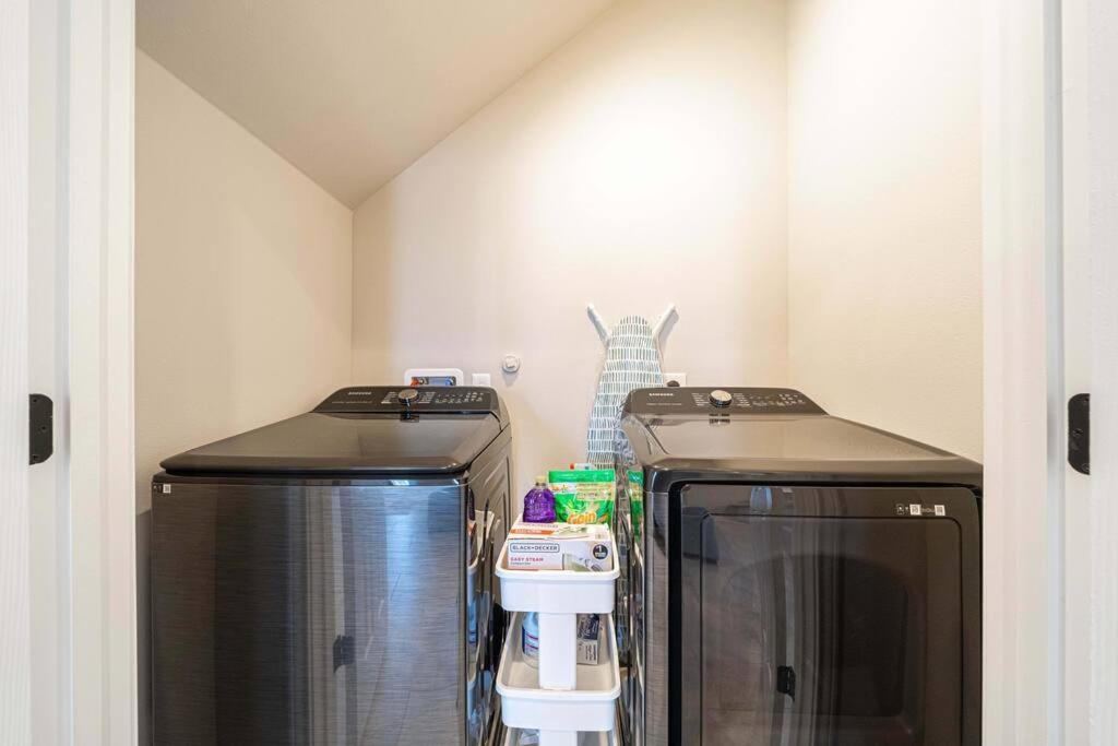 Gorgeous, Brand New 3 Bedrooms Home- Built 2024, Near Seaworld & Lackland Afb サンアントニオ エクステリア 写真