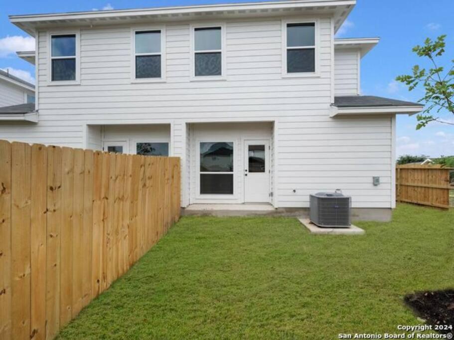 Gorgeous, Brand New 3 Bedrooms Home- Built 2024, Near Seaworld & Lackland Afb サンアントニオ エクステリア 写真