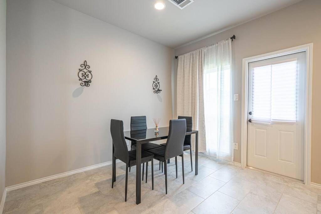 Gorgeous, Brand New 3 Bedrooms Home- Built 2024, Near Seaworld & Lackland Afb サンアントニオ エクステリア 写真
