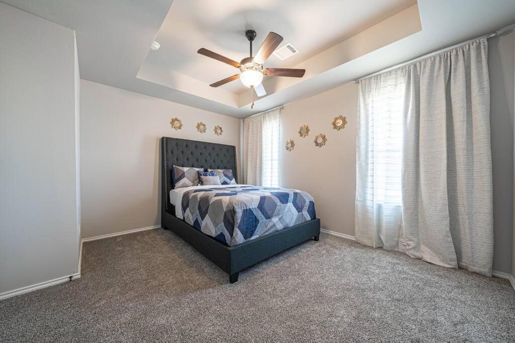 Gorgeous, Brand New 3 Bedrooms Home- Built 2024, Near Seaworld & Lackland Afb サンアントニオ エクステリア 写真