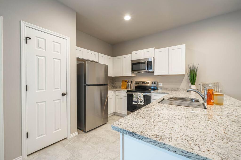Gorgeous, Brand New 3 Bedrooms Home- Built 2024, Near Seaworld & Lackland Afb サンアントニオ エクステリア 写真