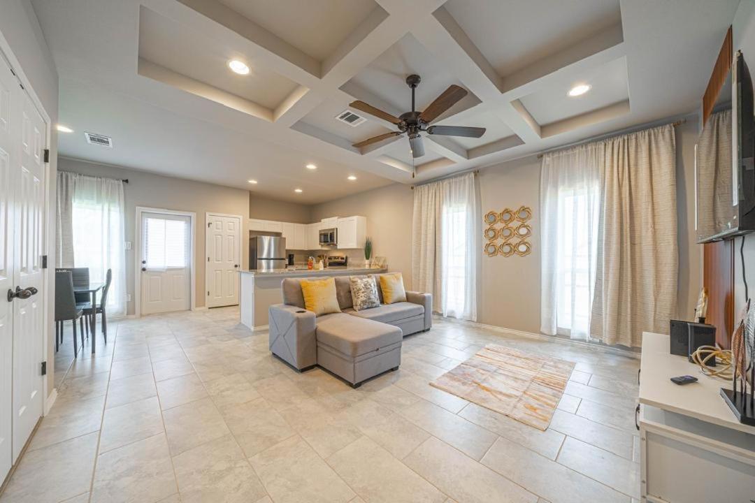 Gorgeous, Brand New 3 Bedrooms Home- Built 2024, Near Seaworld & Lackland Afb サンアントニオ エクステリア 写真