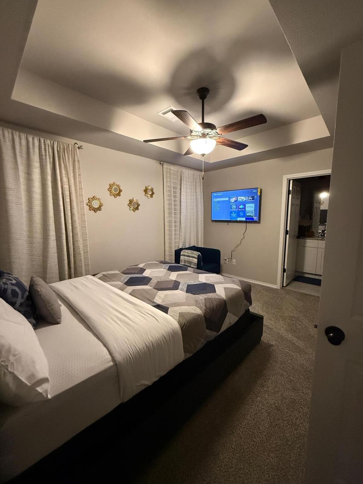 Gorgeous, Brand New 3 Bedrooms Home- Built 2024, Near Seaworld & Lackland Afb サンアントニオ エクステリア 写真